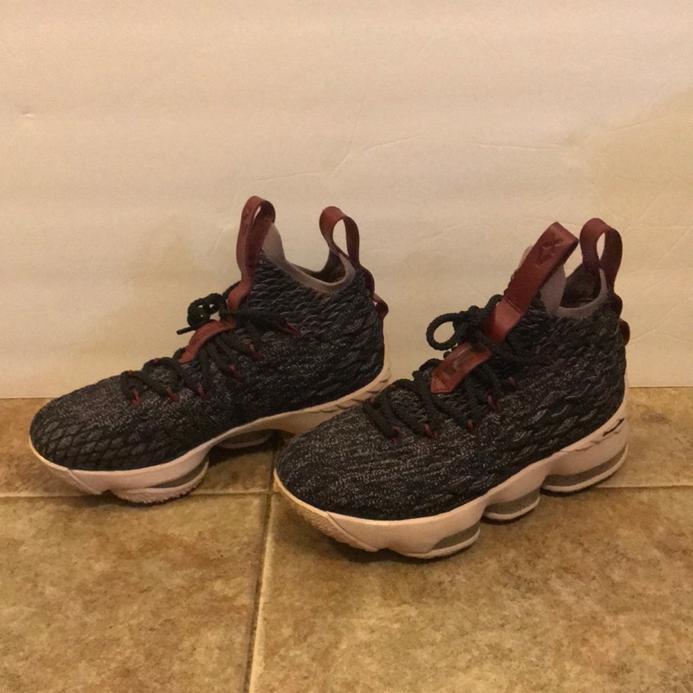 🏀 Boys Nike LeBron 15 Size 4.5